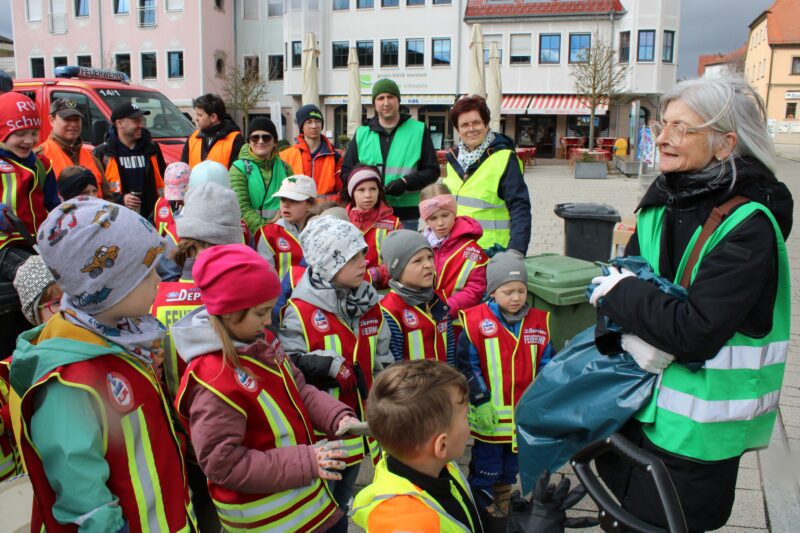 Roswitha Ziegler sprach mit den Kindern die Routenaufteilung der Ramadama-Müllsammelkation ab. In Hintergrund sind die Kreisrätinnen Birgit Schmitt, Johannes Weiß und Edeltraut Baumgartl zu sehen, die die Aktion tatkräftig unterstützten. Foto: Roland Maul